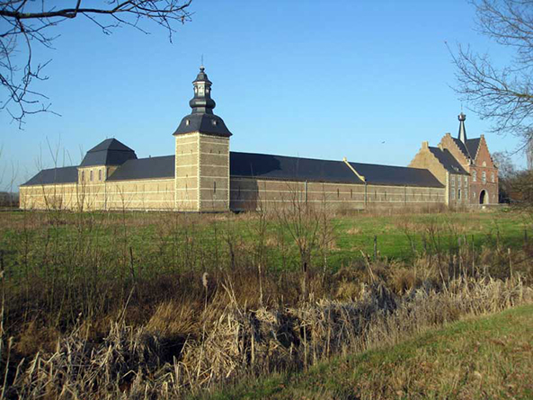 Diederik van Heinsberg overleed tussen 17 en 21 januari 1361 in zijn burcht te Stokkem. Aangezien de abdij van Herkenrode de officile begraafplaats van de Graven van Loon was. Werd zijn stoffelijk overschot naar de abdij van Herkenrode gevoerd om er bijgezet te worden in de crypte naast zijn voorgangers. In Herkenrode weigerden abdis Aleidis van Waanrode en haar zusters echter de graaf te laten begraven, overtuigd dat de hij nog gexcommuniceerd was door de Romeinse curie. De prior van de Hasseltse Augustijnen trachtte te bemiddelen in dit conflict en liet de overleden graaf overbrengen naar zijn klooster waar hij zijn laatste rustplaats kreeg.