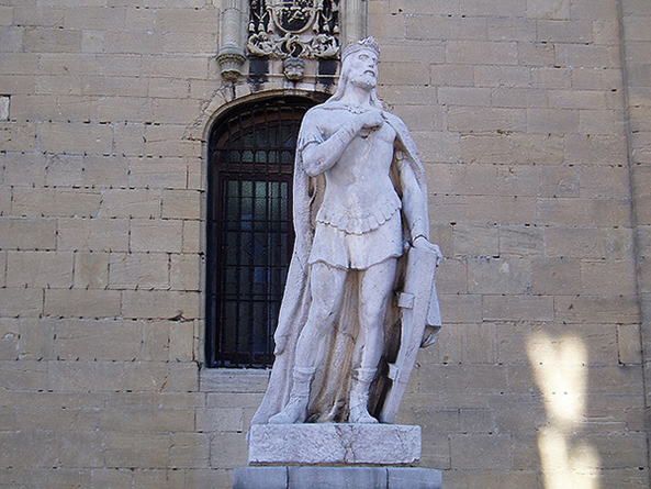 Standbeeld van Koning Alfonso II van Asturië te Oviedo. Karel de Grote onderhield goede betrekkingen met deze koning.