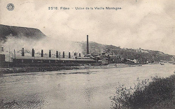 Foto uit de oude doos van de toen nog in werking zijnde fabriek van Vieille Montagne te Fl&ocirc;ne. &copy; Delcampe.net 