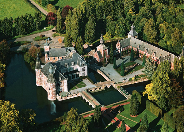 Luchtfoto met het prachtige kasteel van Jehay in zijn volle glorie. Oud kasteel met eigen kapel, die later parochiekerk werd (16de - 17de eeuw). Tegenwoordig in het bezit van de Provincie Luik (Uitzonderlijk Patrimonium van Walloni�).