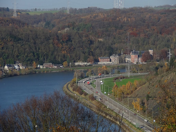Luchtfoto met de indrukwekkende abdij van Fl&ocirc;ne langs de oevers van de Maas.