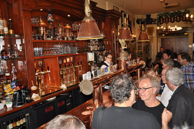 Een caf&eacute; in Amsterdam waar verschillende bieren populair zijn. Speciaalbieren winnen steeds meer terrein in Nederland. In dit caf&eacute; worden enkel Nederlandse bieren geschonken.