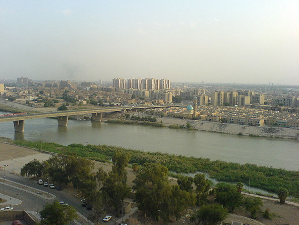Recente foto met zicht op de stad Bagdad en de brug over de Tigris.