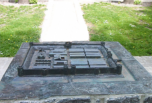 Bronzen reconstructie van het castellum van Oudenburg.