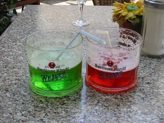 Een Berlijnse traditie is het wrange Weisse zoeten met een siroop, van gewoonlijk frambozen (rood) of zoete lievevrouwebedstro (groen).