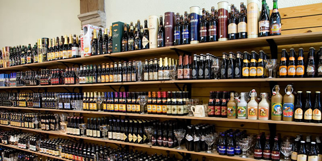Een typische Belgische bierdetailhandel. België heeft een bier voor elke gelegenheid. Sommige traditioneel, maar er komen steeds nieuwe stijlen bij, zoals de Brut-bieren in champagnestijl.