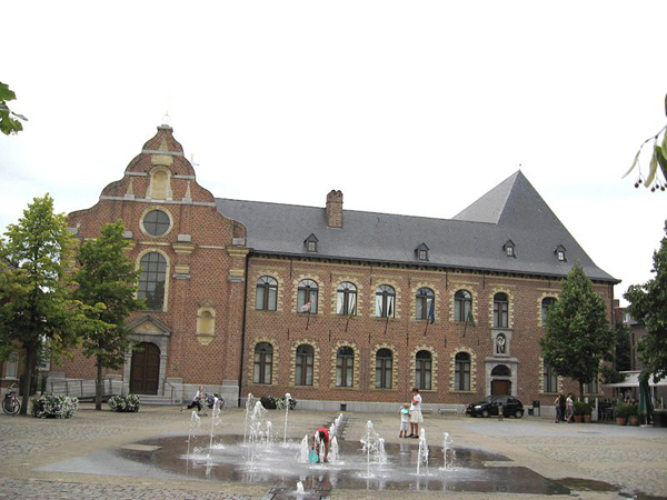Het Sint-Michielscollege (huidig stadhuis) van Bree
