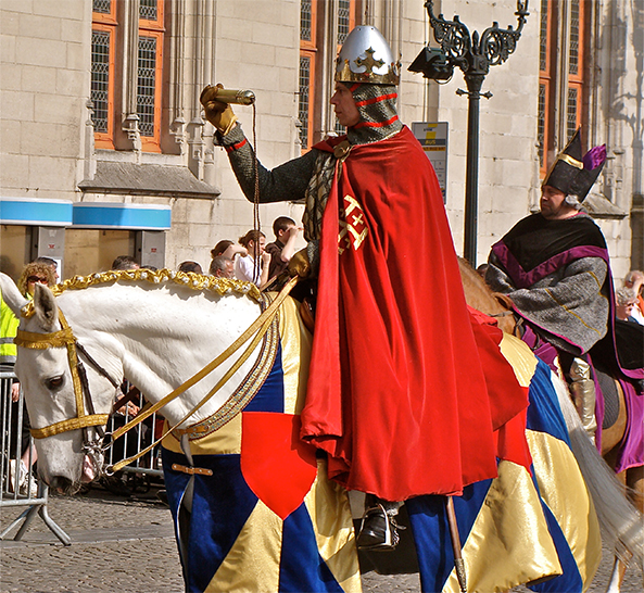 Diederik van de Elzas, de opvolger van Karel de Goede als Graaf van Vlaanderen, trok meerdere malen op kruistocht. Volgens de legende bracht hij het relikwie van het Heilige Bloed van zijn reizen mee naar Brugge. Dit wordt nog jaarlijks herdacht in de Heilig Bloed processie te Brugge. Op de foto een acteur die Diederik voorstelt tijdens een van de recentste edities.