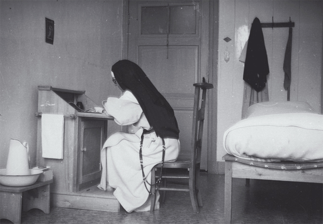 Een zuster in haar eenvoudige cel