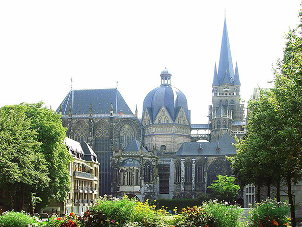 De Dom van Aken (Aachener Dom) is de bisschoppelijke kerk van Aken. Het bouwwerk is voortgekomen uit de hofkerk van Karel de Grote, die deel uitmaakte van de oorspronkelijke Akener koningspalts. Het centrale achthoekige gedeelte, dat thans als het schip van de kerk fungeert, werd tussen 796 en 804 gebouwd naar Byzantijnse voorbeelden. De bouw werd voltooid door de bouwmeester Odo van Metz. De kerk werd ingewijd in 804 tijdens Driekoningen. Later hebben er belangrijke gotische en barokke uitbreidingen plaatsgevonden. Otto I was de eerste van dertig koningen die in deze dom werden gekroond. De kerk werd in 1978 als eerste Duitse monument op de Werelderfgoedlijst van de UNESCO geplaatst.