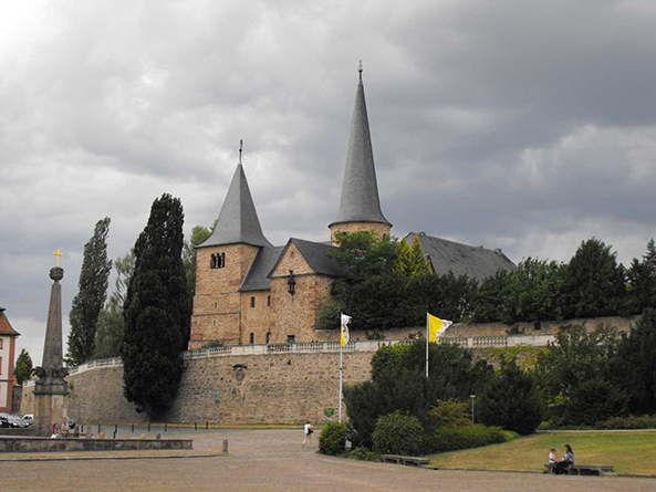 Het klooster van Fulda was in de tijd van Karel de Grote een jonge abdij. Desalnietteming ontving het klooster in de jaren 70 van de 8e eeuw de mark Hammelburg aan de Frankische Saale. Het klooster van Fulda werd waarschijnlijk gesticht door Bonifatius. Het klooster was gedurende langere tijd een van de grootste en belangrijkste van Duitsland. De abdij van Fulda bezat ook enorm veel grond in dat wat nu Nederland is. Na verloop van tijd ontstond een nederzetting rond het klooster van handwerkslieden en kooplui en dat was het begin van de stad Fulda.