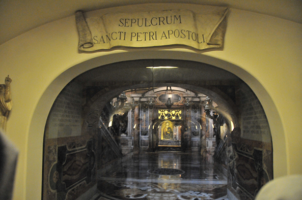 Het Graf van Petrus werd door Karel de Grote voor het eerst bezocht tijdens het beleg van Pavia in maart 774.