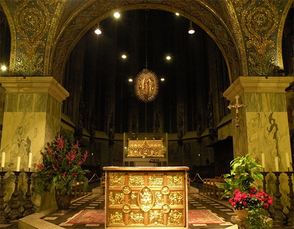 De graftombe van Karel de Grote in de domkerk te Aken.