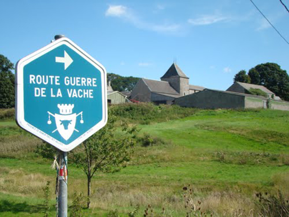 De boerderij te Goesnes, waar een diefstal van een koe, de aanleiding was tot "De oorlog van de Koe" (Guerre de la Vache). Momenteel houdt een autoroute de herinnering levendig aan deze middeleeuwse episode in het Prinsbisdom Luik.