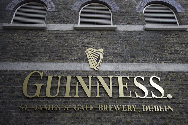 De Guinness-brouwerij bij St. James's Gate, Dublin. Meer dan 10 miljoen glazen van haar befaamde stout worden elke dag over de hele wereld gedronken.