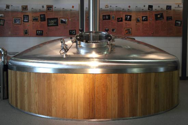 Roterende rakels houden het gerstbeslag in beweging in deze brouketel van alebrouwerij Hall & Woodhouse in Dorset.