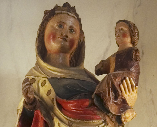 Het zeer oude Virga Jessebeeld uit 1345 bevindt zich in de Virga Jessebasiliek in de Kapelstraat te Hasselt