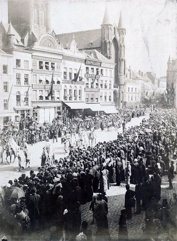 Historische stoet tijdens de Gentse feestweek van 1894. Jacob van Artevelde, vooraan links, begeleidt het Engelse vorstenpaar (net buiten beeld van deze foto).