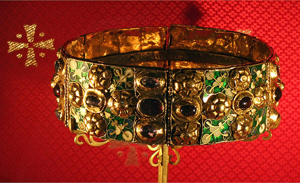 De IJzeren Kroon of "Kroon der Longobarden" is een een Byzantijns diadeem dat zich bevindt in de Dom van Monza. De IJzeren Kroon werd gezien als de "Kroon van Italië". Hij is door de eeuwen heen door veel potentaten gedragen, waaronder Karel de Grote. De kroon bevat, duidelijk zichtbaar aan de binnenzijde, een gesmeden ijzeren cirkel. Volgens de overlevering zou dit metaal stammen uit een spijker afkomstig van het kruis van Jezus. De spijker zou in Jeruzalem zijn gevonden door de heilige Helena. In de "Historia Longobardorum" van Paulus Diaconus wordt vermeld dat de vrome koningin Theodelinda een rijke schat aan de kerk van San Giovanni in Monza schonk. Waarschijnlijk, na zoveel eeuwen is er geen zekerheid meer over, behoort de kroon tot deze gift. De kroon bestond uit acht gewelfde gouden platen waarvan nu nog zes over zijn. De doorsnede is 15 centimeter en de kroon is 5,3 centimeter hoog. Elk van de platen bevat drie edelstenen op een rij en een centrale cabuchon geslepen edelsteen. De achtergrond is schitterend groen, blauw en wit geëmailleerd.