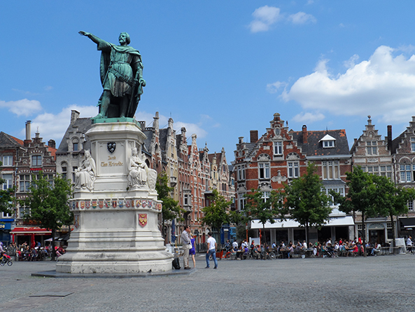 Het standbeeld van Jacob van Artevelde op de Vrijdagmarkt van Gent. De figuur van Jacob van Artevelde was zeer belangrijk voor de stad Gent. Tot op heden word de stad nog steeds benoemd als de "Arteveldestad".