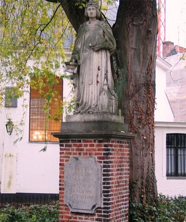 Standbeeld van Johanna van Constantinopel in het begijnhof van Kortrijk. Johanna was gravin van Vlaanderen, Zeeland en Henegouwen, van 1205 tot 1244.