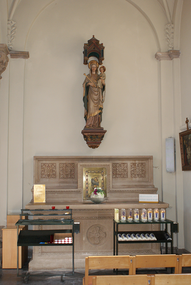 De zijaltaren (1899) zijn een ontwerp van Pierre Peters, beeldhouwer uit Antwerpen. Ze werden geschonken door Baron Whetnall. Hij was senator en woonde op het Sint-Jansbergkasteel.