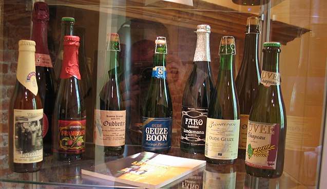 Op de foto een selectie bieren die gemaakt zijn op basis van lambiek, een dorstlessend brouwsel, dat voor het eerst 500 jaar geleden werd gemaakt. Het heeft tijd nodig om te rijpen, maar kent veel karakter.