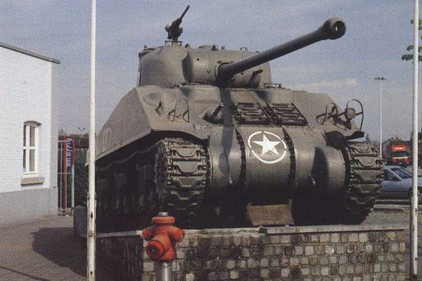 De Sherman Tank voor het Station van Leopoldsburg.
