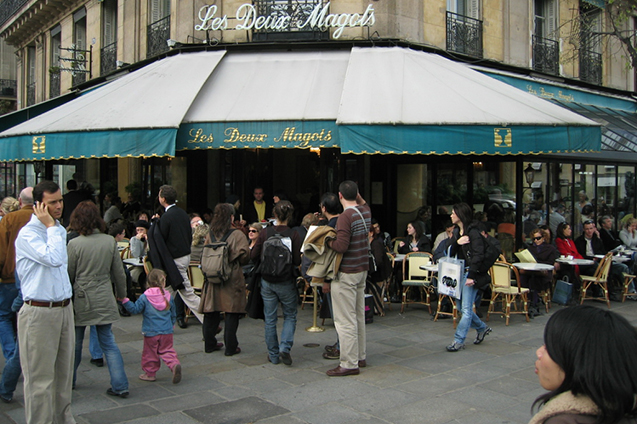 Cultuur en cuisine vermengen zich in Parijs. Gasten van Les Deux Magots genieten van spijzen en bier in het vroegere trefpunt van Jean-Paul Sartre en Ernest Hemingway.