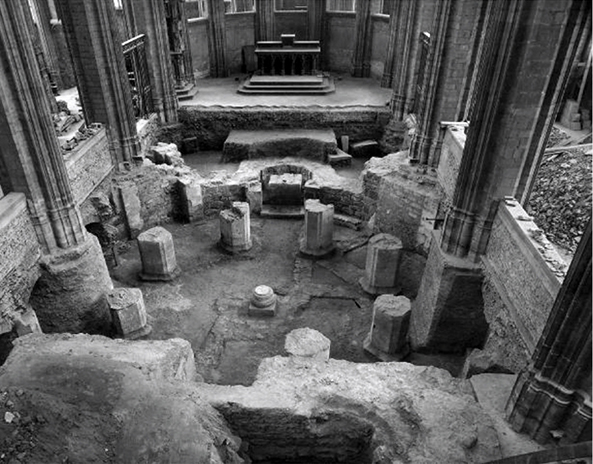 De ronde gedachteniskapel die bij het begin van de elfde eeuw werd aangebouwd tegen de romaanse Sint-Pieterskerk in Leuven. Het nu verdwenen gewelf rustte op een centrale zuil en acht pijlers. Het werd in 1425 gesloopt tijdens de bouw van de gotische kerk (foto hoger in de tekst). Deze centraalbouw was bedoeld om de macht en het gezag  van het Leuvense gravenhuis uit te drukken. Het zijn de enige resten van betekenis die overblijven van de romaanse kerk die Johana en Wenceslas in 1356 bij hun blijde intrede aandeden.