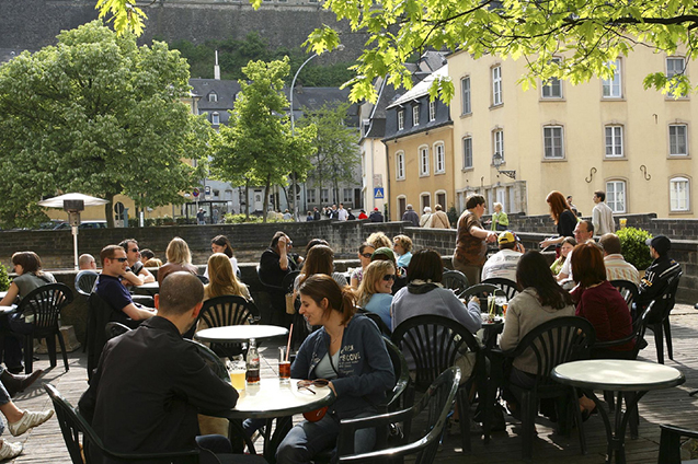 Bezoekers aan de stad Luxemburg kunnen genieten van lokale en internationale bieren en wijnen en de lokale keuken in de vele cafés en bars proeven.