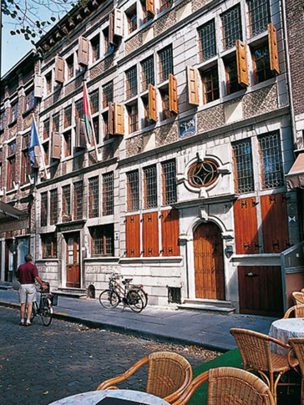 Enkele mooie vakwerkhuizen te Maaseik. Het linkse pand (waar de fietser voor staat) is de beroemde apotheek, de oudste priv&eacute;-apotheek van Belgi&euml;.
