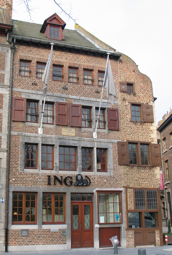 Op de foto links het beschermde monument "De Stadt Amsterdam" nu een bankkantoor en rechts "De Noodstal" met zijn 2 meter de smalste gevel van Limburg.