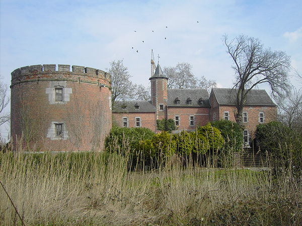 De commanderij van Gruitrode met op de voorgrond een van de twee resterende hoektorens.