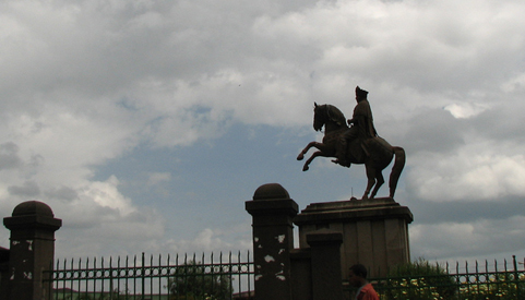 Standbeeld van Keizer Menelik II boven op Mount Entoto