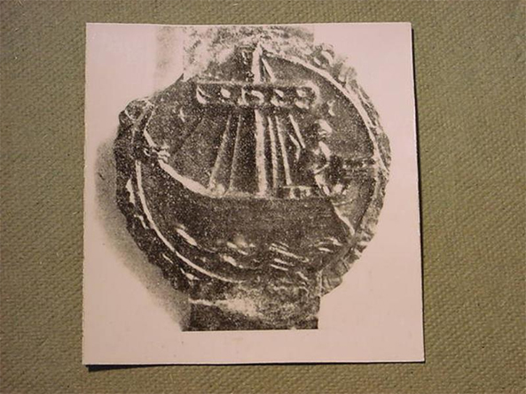 Op het stadszegel van Nieuwpoort uit 1163 word een kogge voorgesteld, een schip dat vanaf de twaalfde eeuw bijna drie eeuwen lang het zeeverkeer in het Noordzeegebied zou beheersen.