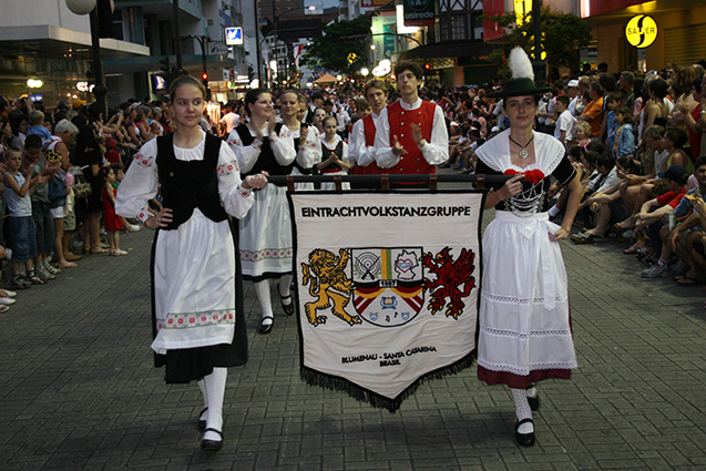 De parade van versierde brouwwagens en folkloristische groepen markeert de start van Münchens Oktoberfest, en het tappen van de eerste vaten Oktoberfest-bier.