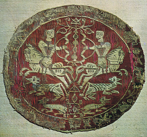 Door de goede betrekkingen tussen Karel en Haroen-al-Rasjid nam de handel tussen Europa en de islamitische wereld toe. Deze stof kwam uit Iran in de achtste eeus (Textiel Museum, Lyon).
