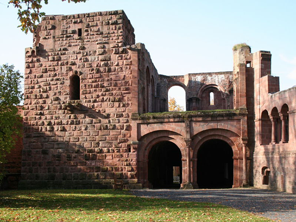 De resten van een paleis van keizer Frederik I Barbarossa in de Duitse stad Gelnhausen.