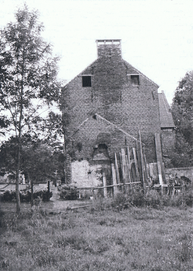 De huidige zijgevel van de oude pastorij van Bekkevoort. Men ziet nog de hoogte van het vroegere poortgebouw gevel en de sporen van de oude haard.