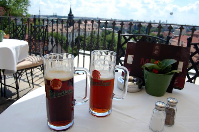 Genieten van een Pilsner Urquell op het terras van de U Zelenku pub met uitzicht op het betoverende Praag.