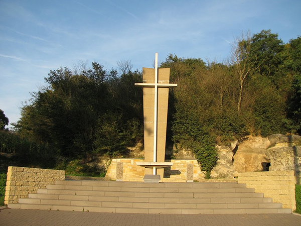 Monument ter nagedachtenis van de 18 slachtoffers die vielen tijdens de instorting van de Roosburg.