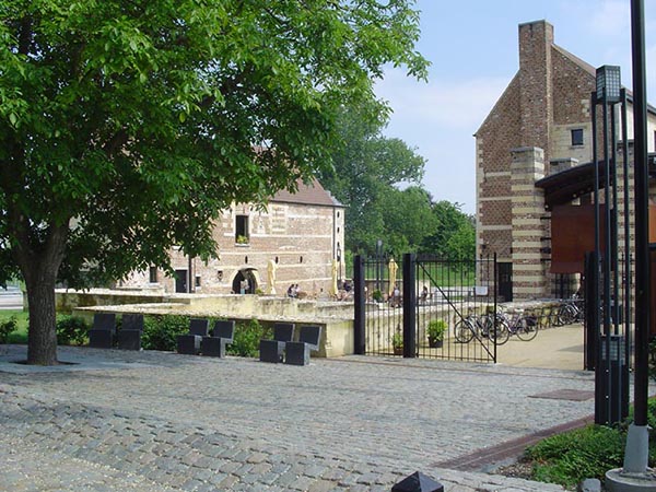 De waterburcht van Millen.