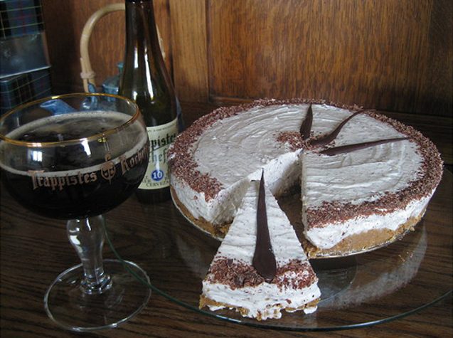 Rochefort 10 heeft een heerlijke lange chocolade afdronk, die nog intenser is als hij wordt gecombineerd met Belgische chocolade. Op de foto een heerlijke kaasttaart afgewerkt met chocolade die perfect begeleid wordt met deze zware trappist.