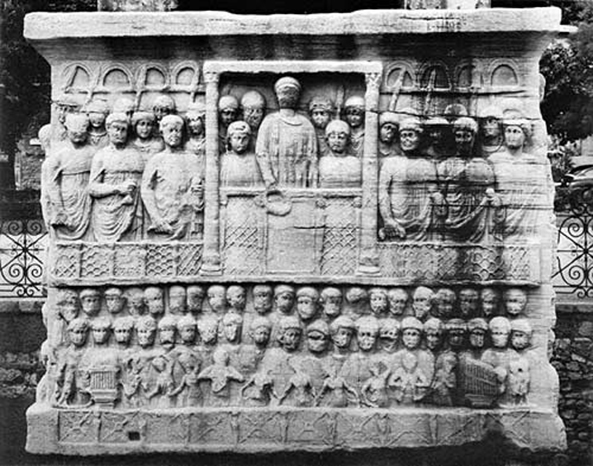 Voetstuk van de obelisk van Theodosius I in de hippodroom van Constantinopel (Istanbul). Het kunstwerk dateert van ca. 378 - 390 n. C.