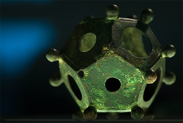 Niemand weet wat het doel van de dodecaeder is. Het is een van de pronkstukken van het Gallo-Romeins Museum te Tongeren.