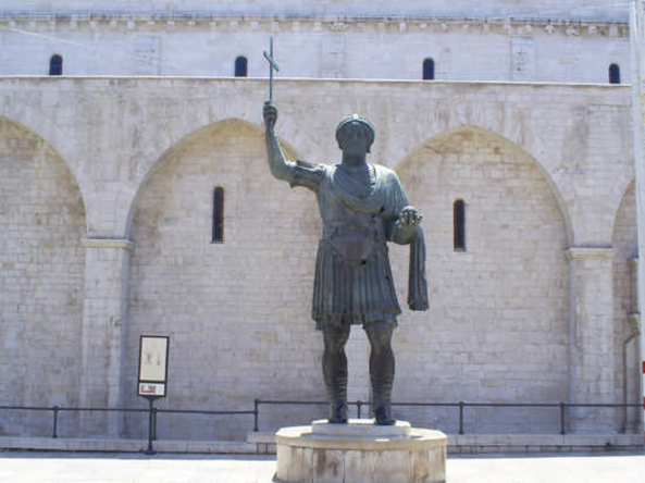 Standbeeld van Keizer Valentinianus I in Barletta (Itali&euml;).