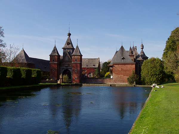 De prachtige commanderie van Sint-Pieters-Voeren met vijver op de voorgrond waar de ijsvogel een vaste klant is.