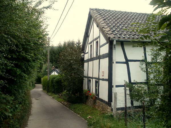 Typisch steegje in het pittoreske Veurs dat bijna volledig bestaat uit vakwerkhuizen.