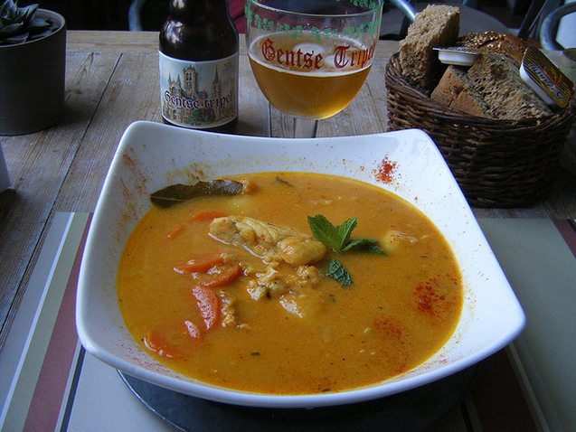 Waterzooi, het klassieke, rijke, romige Gentse gerecht op basis van kip of vis, wordt goed begeleid door een levendige Belgische tripel (hier Gentse tripel) maar ook bv. door het beroemde Tripel Karmeliet.